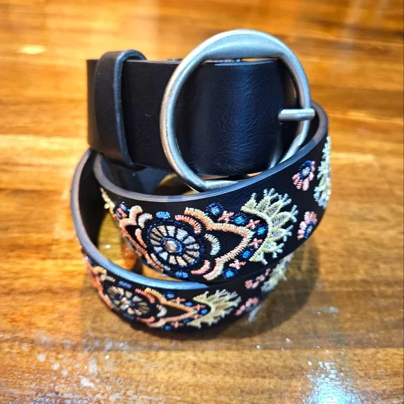 Women's Faux Leather Belt.... - Picture 1 of 6